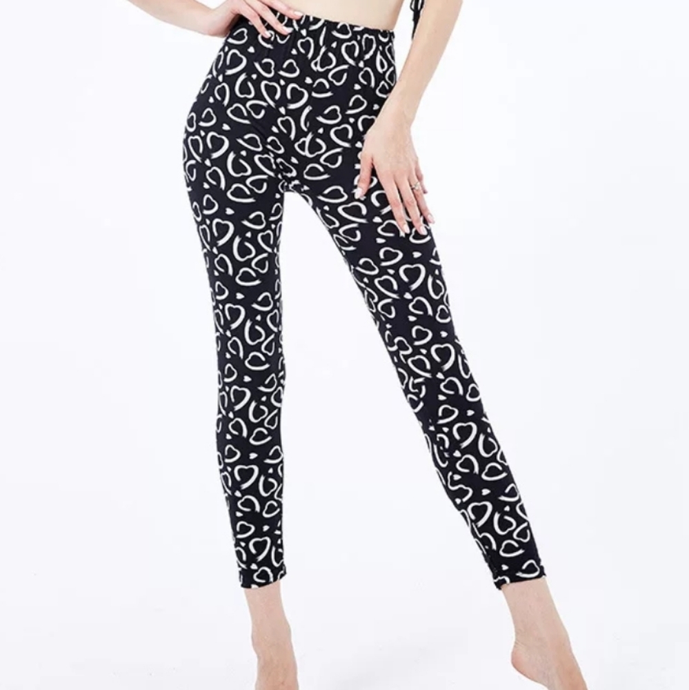 BLACK LEGGINGS WITH WHITE HEARTS